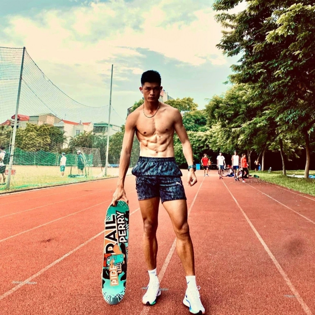 Nam VĐV gây sốt với màn cầu hôn tại SEA Games 31 sinh năm 1997, quê ở Cẩm Giàng (Hải Dương), anh là VĐV được mệnh danh có hình thể đẹp nhất đội tuyển điền kinh Việt Nam.