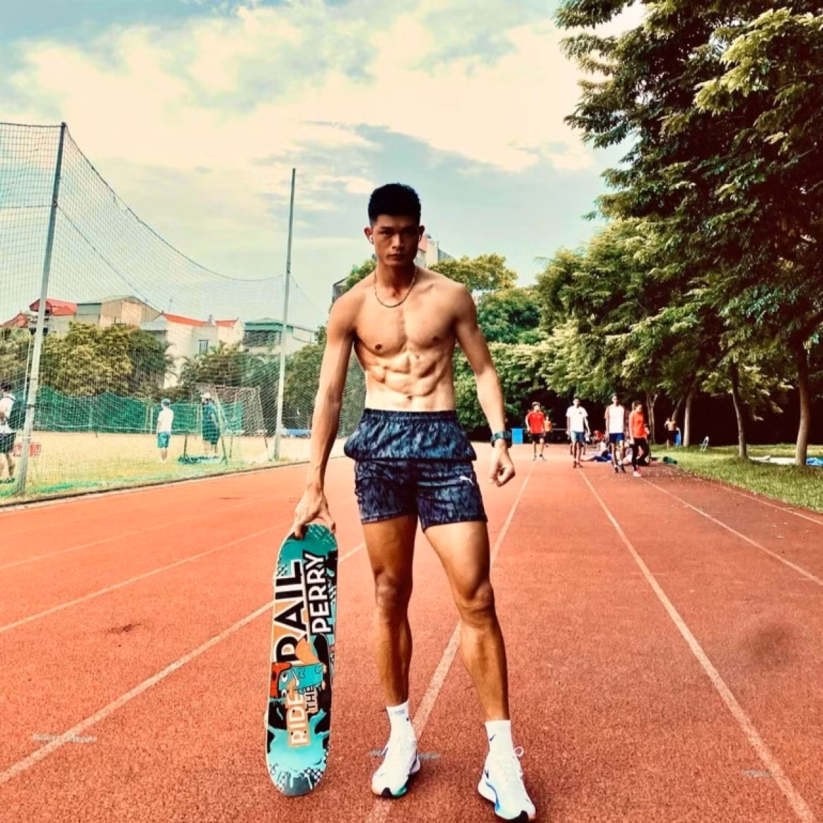 Nam VĐV gây sốt với màn cầu hôn tại SEA Games 31 sinh năm 1997, quê ở Cẩm Giàng (Hải Dương), anh là VĐV được mệnh danh có hình thể đẹp nhất đội tuyển điền kinh Việt Nam.