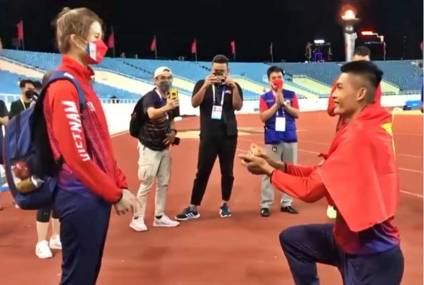 Sau khi được chia sẻ trên MXH, danh tính của cặp đôi với màn cầu hôn đình đám này đã làm netizen bất ngờ, đó là nhà vô địch nhảy xa SEA Games 31 Nguyễn Tiến Trọng và bạn gái Nguyễn Thị Phương Trinh của đội tuyển cầu mây Việt Nam.