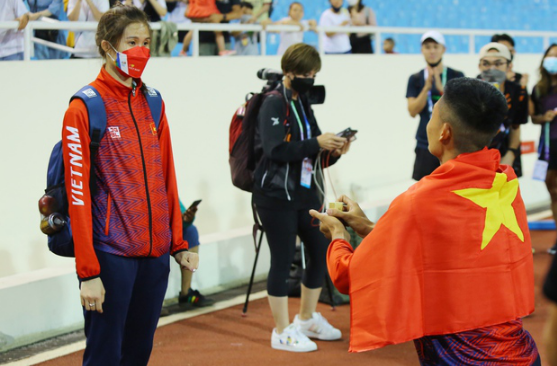 Mới đây, vào ngày 15/5 đã xuất hiện một màn cầu hôn cực "ngọt" xứng đáng được ghi danh vào lịch sử SEA Games 31.