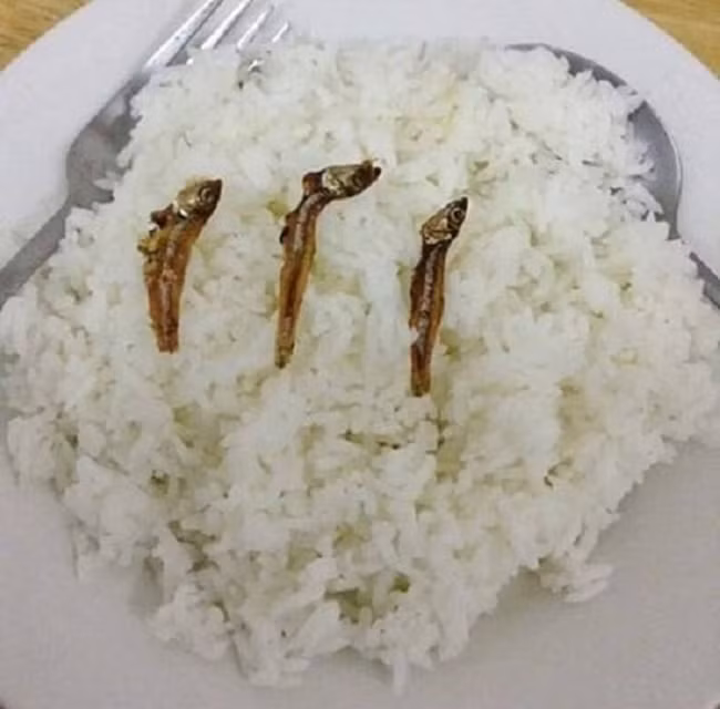 Để có được bữa cơm ngày cuối tháng vừa ngon lại không tốn kém, hội sinh viên đã sáng tạo ra những mâm cơm "tiệc tùng sang chảnh" để an ủi phần nào ngày tháng cạn ví.