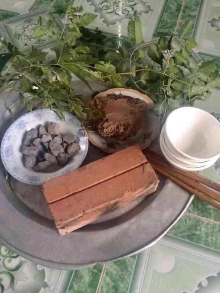 Phải chăng chủ mâm cơm này đã làm gì nên tội để phải nhận "gạch đá" nhiều đến mức lấy làm bữa ăn thế này?