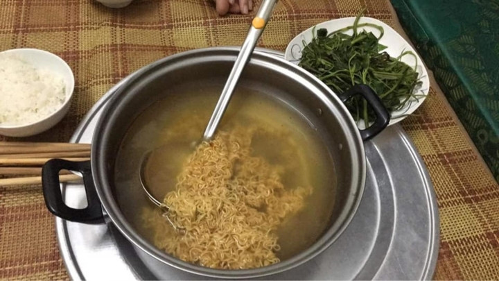 Thời đi học ai chưa từng ăn mì gói với cơm thì chưa trải hết đời sinh viên.
