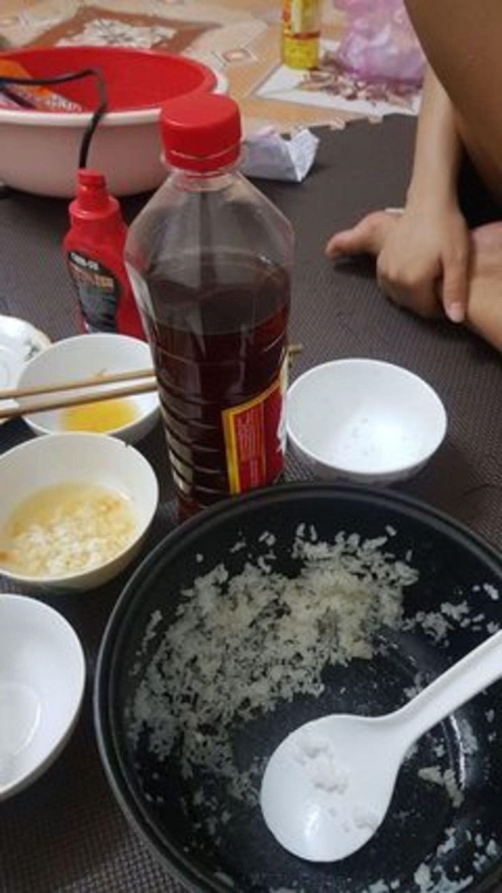 Nước mắm và tương ớt xin đồng hành cùng hội sinh viên cháy túi.