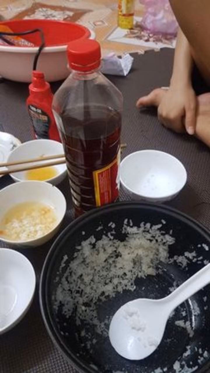 Nước mắm và tương ớt xin đồng hành cùng hội sinh viên cháy túi.