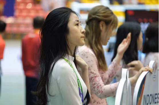 Sau khi được netizen chú ý, danh tính của gái xinh này cũng nhanh chóng được tìm ra. Cô gái là Nguyễn Mai Thiên, sinh năm 2003, đến từ Hải Phòng.