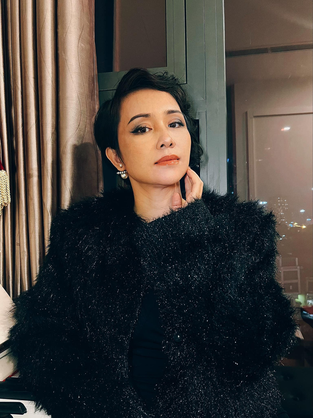 Cô từng tham gia trong phim hành động "Nữ đại gia" cùng chị gái của mình là cựu người mẫu, diễn viên Thúy Vinh.