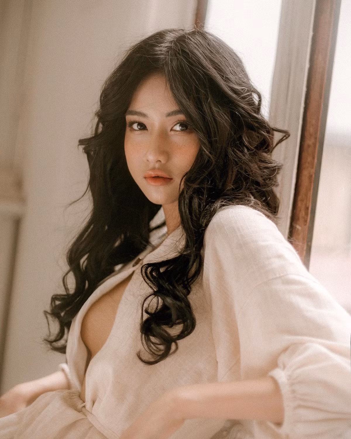 Vì đã quen với hình ảnh áo dài, đồng phục trước đó nên không ít người tỏ ra bất ngờ khi cô học sinh năm nào có sự thay đổi về phong cách thời trang.