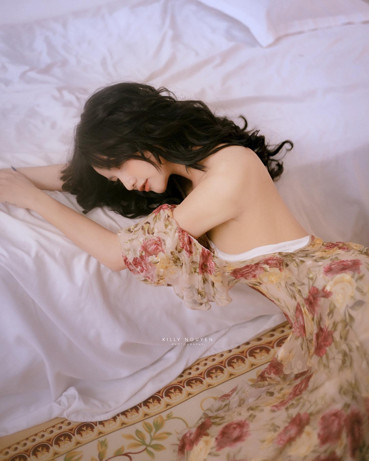 Khác hẳn với hình ảnh một nữ sinh mặc áo dài, diện trang phục kín đáo, giờ đây Thanh Hằng táo bạo hơn khi lựa chọn item có phần gợi cảm, hở bạo.