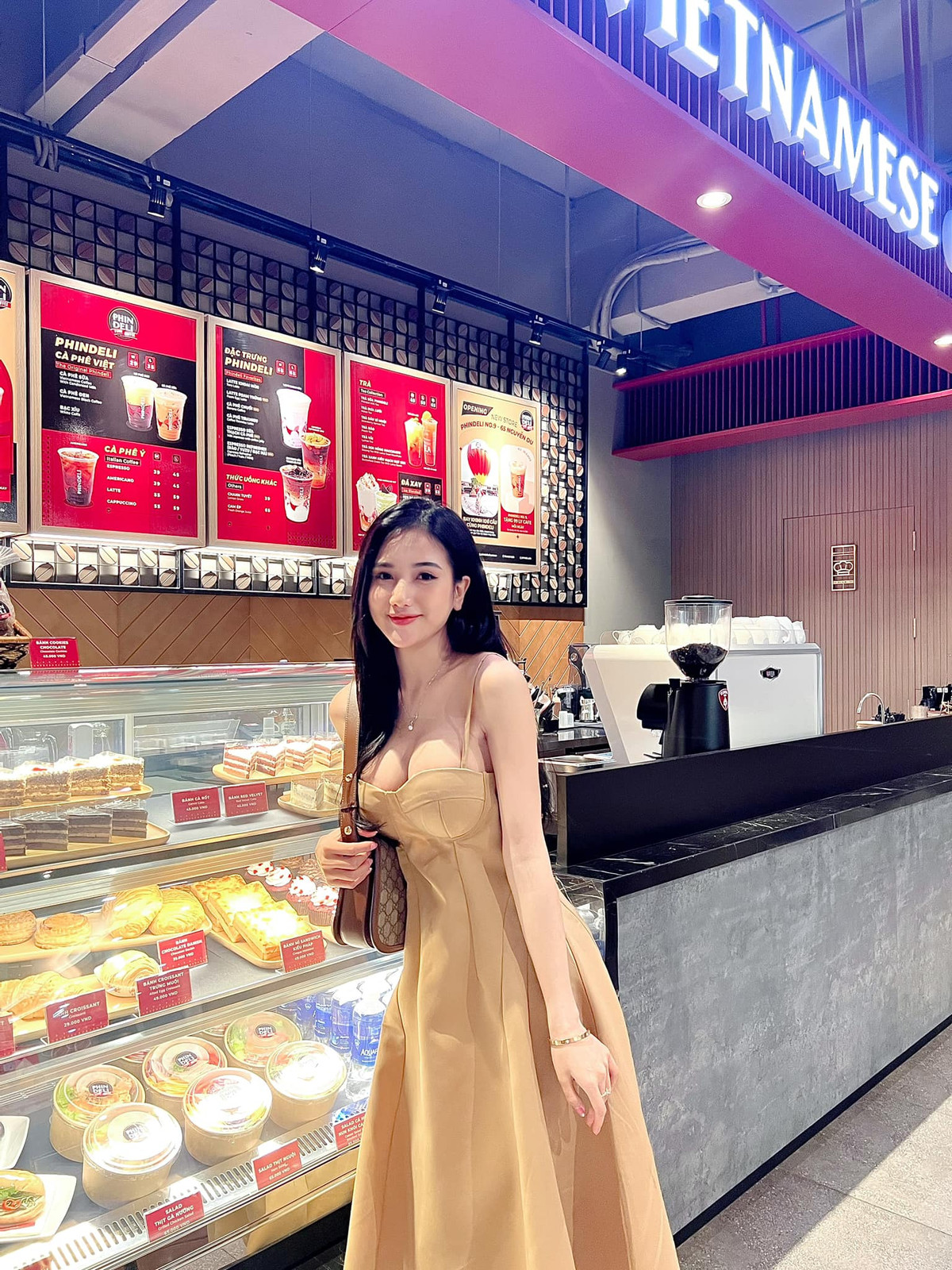 Có lợi thế làm người mẫu từ khi là cô bé tuổi teen nên Thanh Hằng dễ dàng hóa thân theo các concept khác nhau kể cả có đôi phần quyến rũ. Ảnh: FBNV