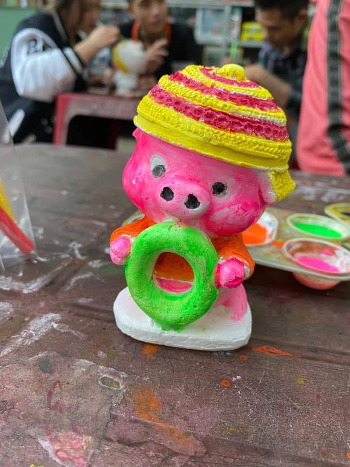 Dù là trẻ con hay người lớn thì cũng sẽ có lúc không hề khéo léo, tạo nên không ít những màn tô tượng thảm hoạ như thế này.