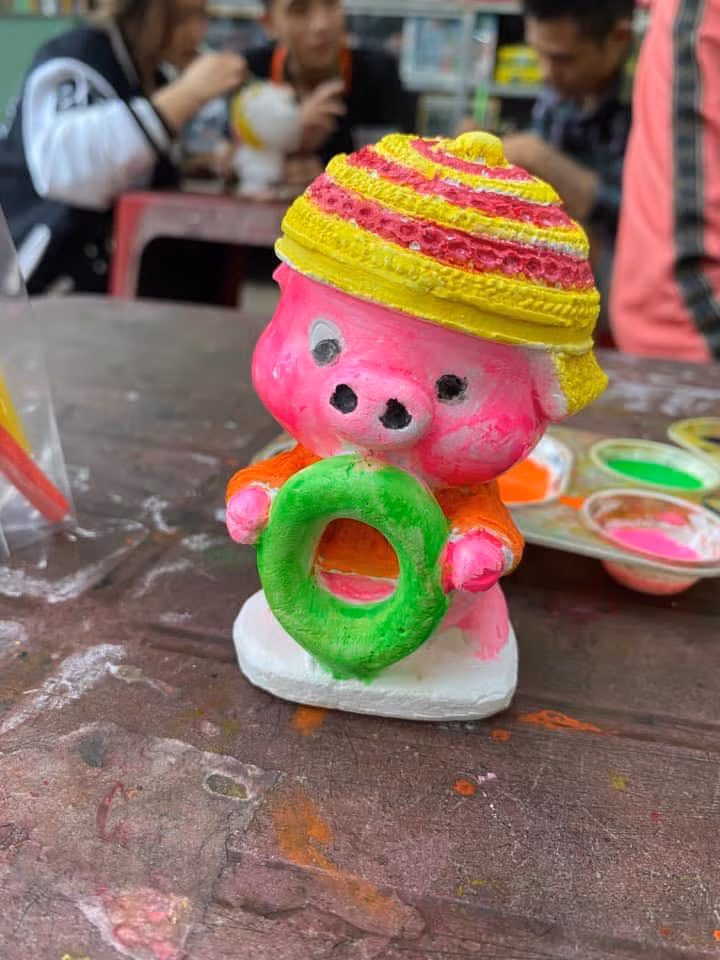 Dù là trẻ con hay người lớn thì cũng sẽ có lúc không hề khéo léo, tạo nên không ít những màn tô tượng thảm hoạ như thế này.