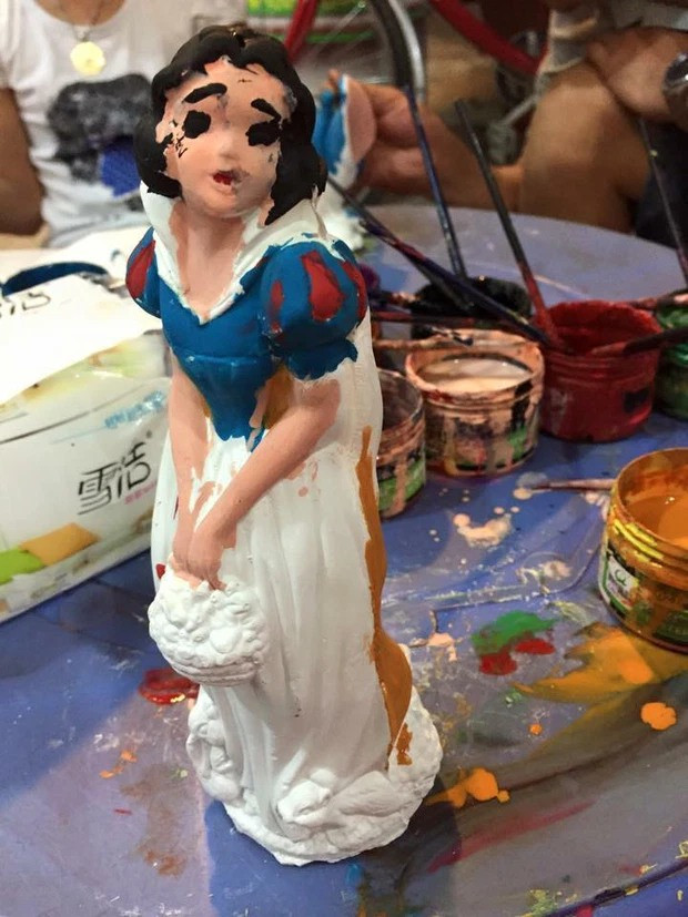 Nàng Bạch Tuyết trong truyện cổ tích bất ngờ vào vai mụ phù thuỷ bởi người tô vẽ.