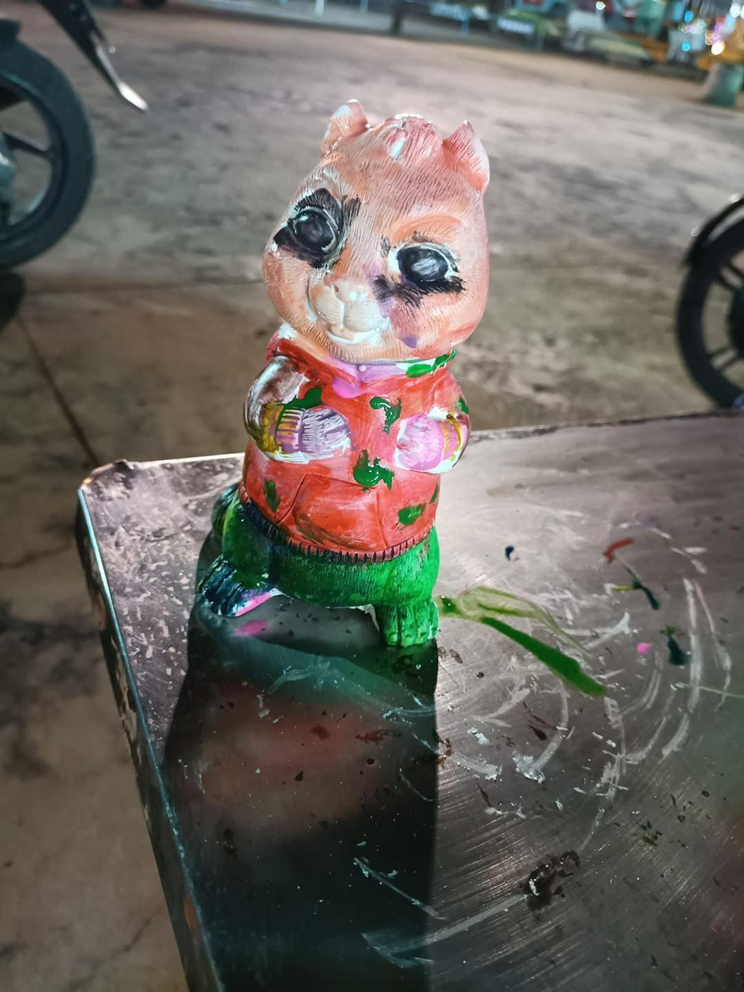 Chỉ cần thiếu chút khéo léo, tỉ mỉ thì dễ dàng tạo ra bức tượng nhiều màu sắc lộn xộn như vậy.