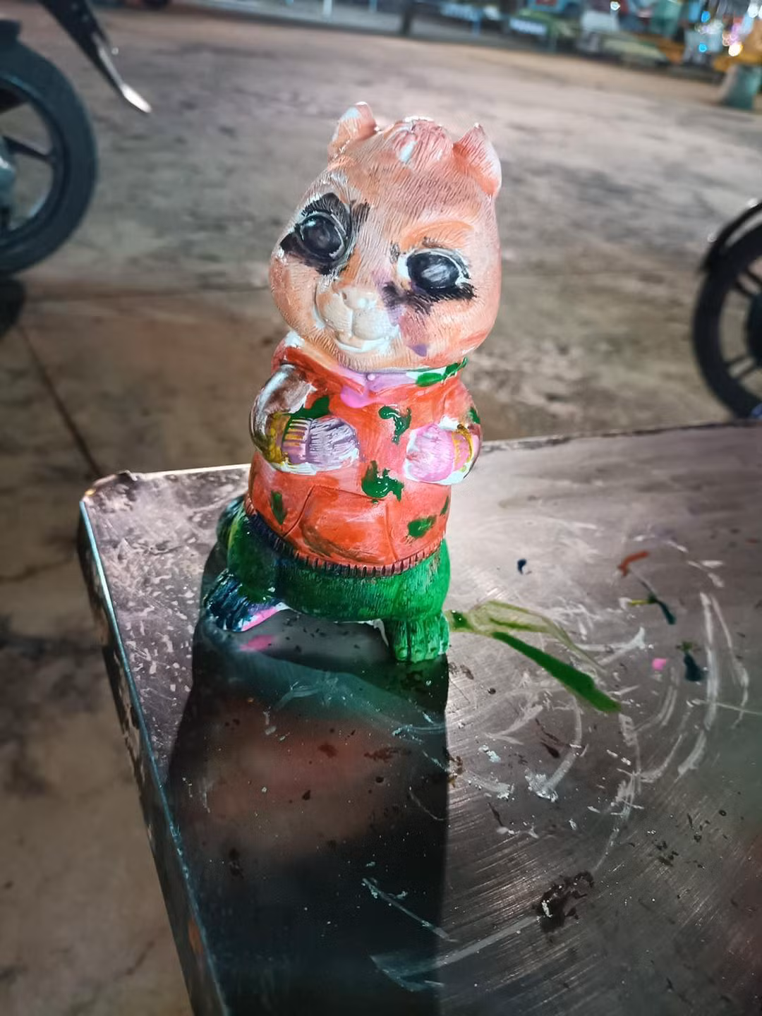 Chỉ cần thiếu chút khéo léo, tỉ mỉ thì dễ dàng tạo ra bức tượng nhiều màu sắc lộn xộn như vậy.