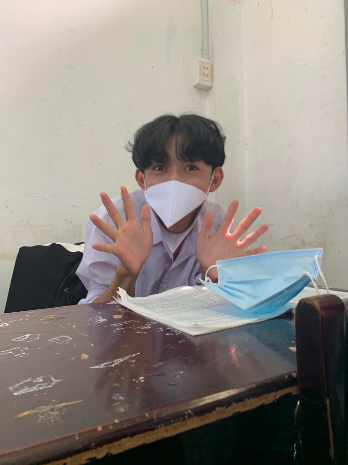 Ngoài độ đáng yêu với hình dạng giống như mỏ của một con chim thì chiếc khẩu trang độc đáo này còn giải quyết được vấn đề nhận dạng khẩu hình và chuyện ăn uống.