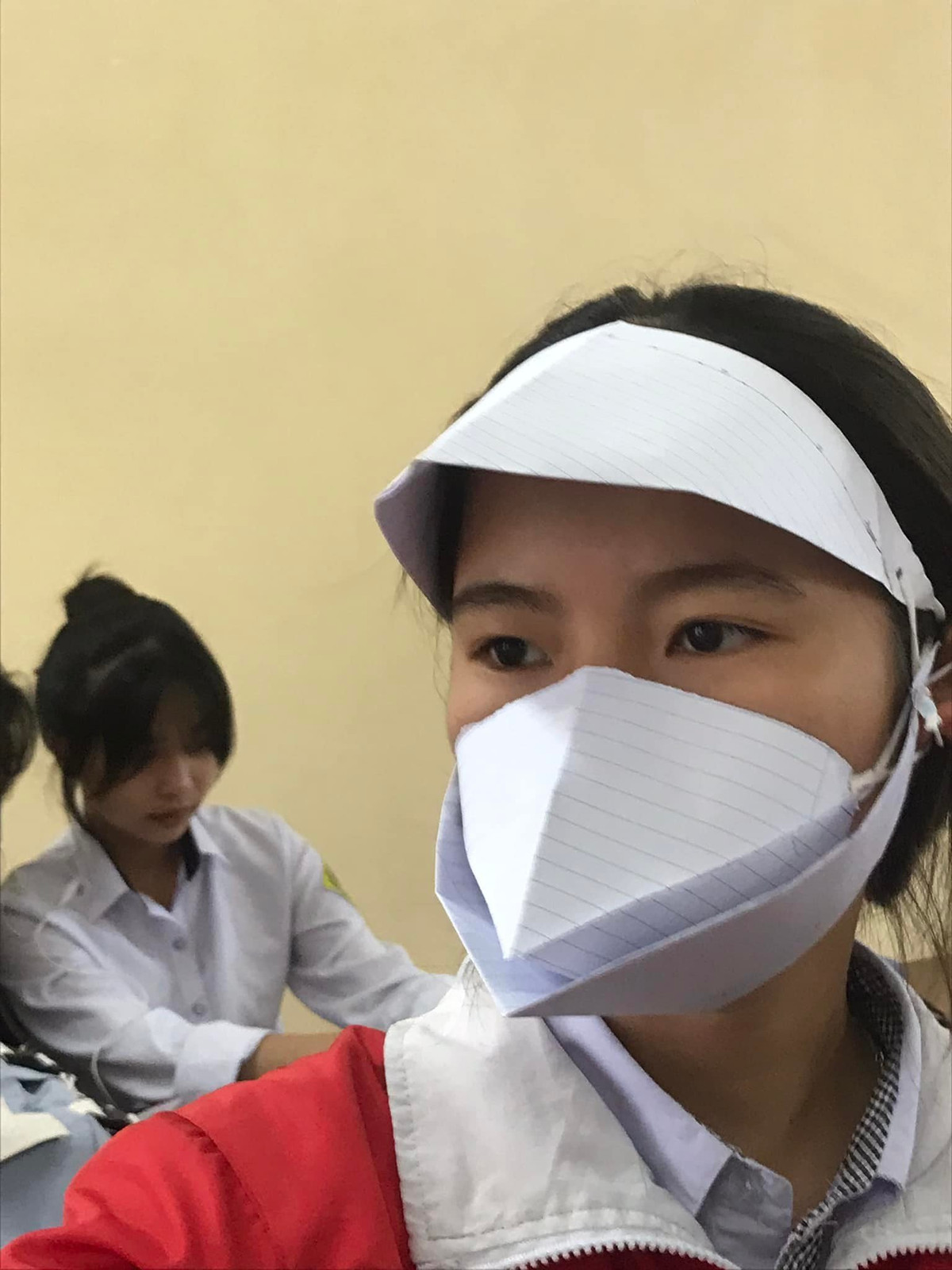 Theo như các cô cậu học trò chia sẻ, khẩu trang này mang thương hiệu "Bird mask" thay vì sử dụng những chiếc khẩu trang đơn điệu màu trắng hay màu xanh mà mọi người thường thấy.