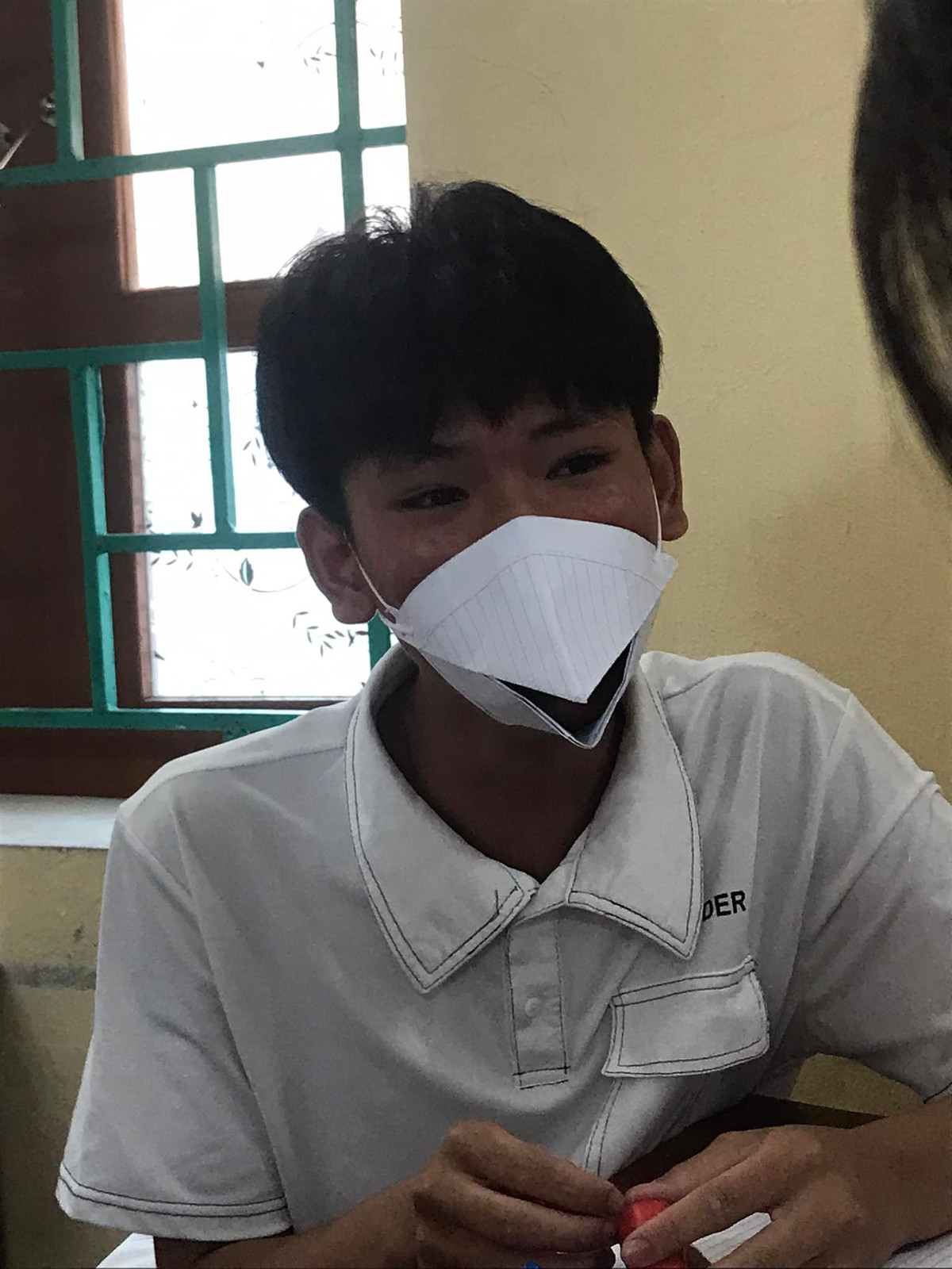 Thay vì đeo khẩu trang thông thường, mới đây các bạn học sinh đã sáng tạo ra khẩu trang mỏ chim bằng giấy độc đáo.