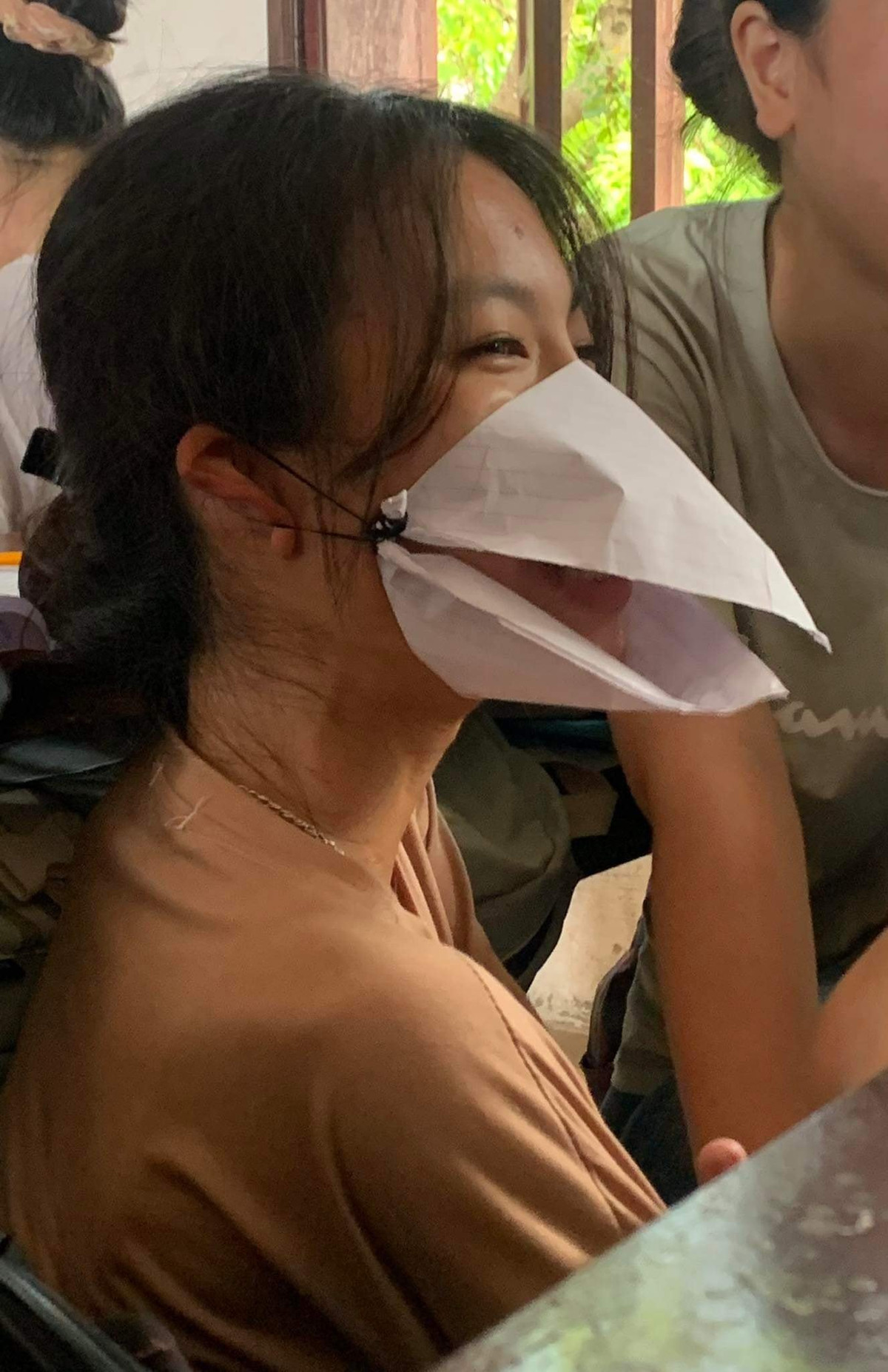 Hình ảnh những chú chim chăm chỉ đã được hội học sinh hiện thực hóa bằng chiếc "khẩu trang mỏ chim" độc đáo.