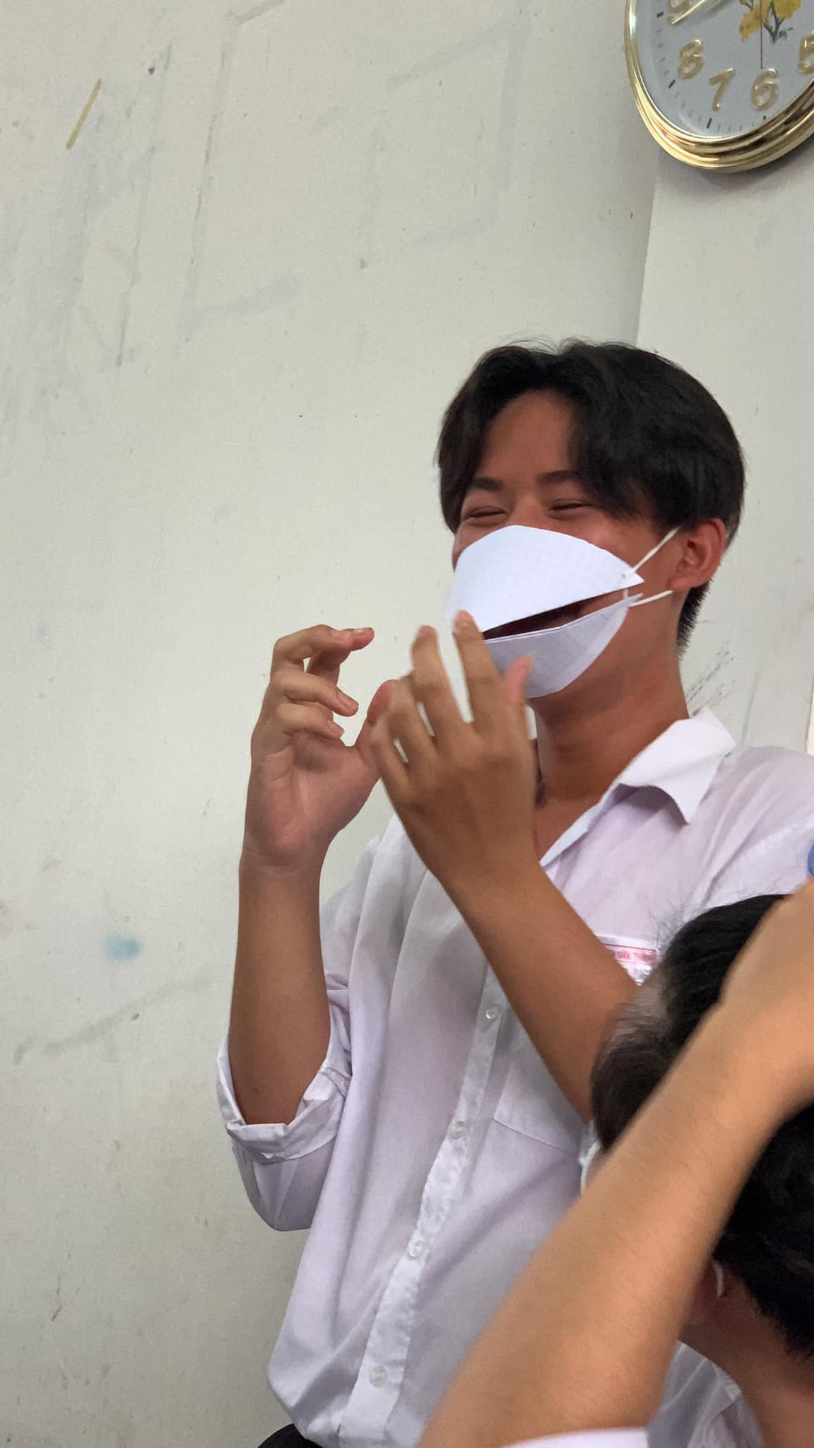 Cư dân mạng phải bật cười và nể phục độ sáng tạo của các bạn học sinh thời nay. "Khó thế mà cũng nghĩ ra được nhỉ", "Cũng là khẩu trang nhưng mà nó lạ lắm",...là những bình luận của netizen.