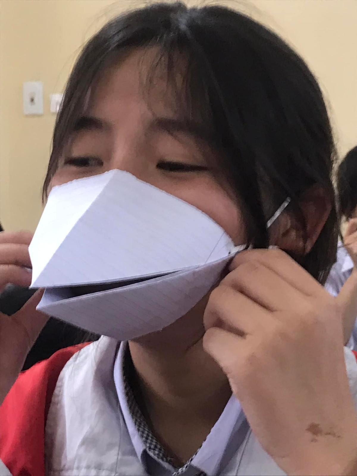 Dù dịch bệnh COVID-19 đã ổn định hơn nhưng việc đeo khẩu trang khi ra ngoài vẫn rất cần thiết bảo vệ sức khỏe của bản thân, gia đình và cộng đồng.