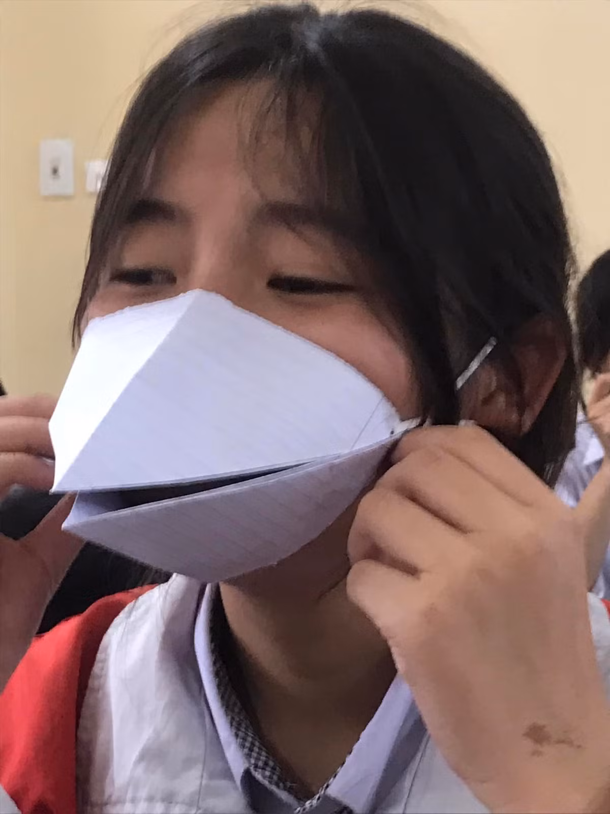 Dù dịch bệnh COVID-19 đã ổn định hơn nhưng việc đeo khẩu trang khi ra ngoài vẫn rất cần thiết bảo vệ sức khỏe của bản thân, gia đình và cộng đồng.