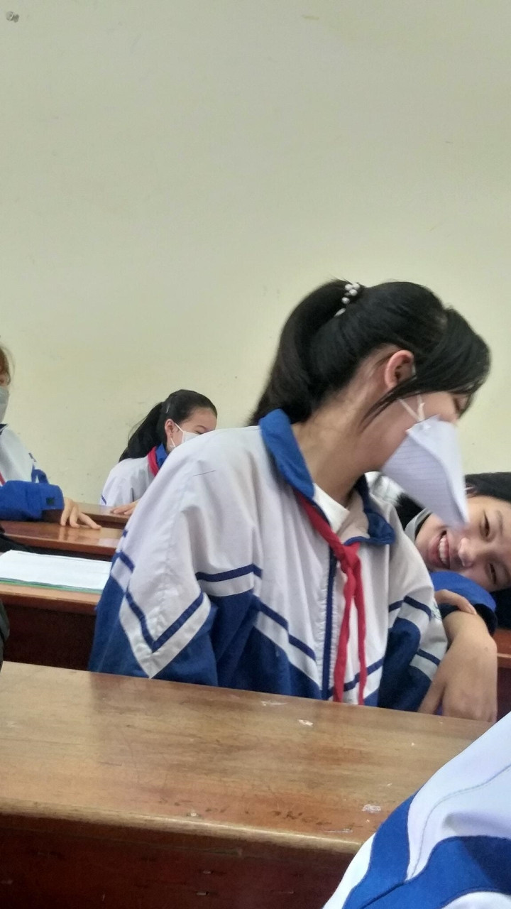 Cư dân mạng sau khi nhìn chiếc khẩu trang thì chỉ biết cười bò: "Khó thế mà cũng nghĩ ra được".