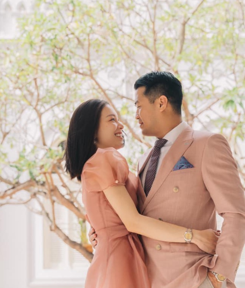 Phillip Nguyễn, Linh Rin không phải cái tên xa lạ với công chúng. Chàng được biết đến là con trai "vua hàng hiệu" Johnathan Hạnh Nguyễn, còn nàng là hot girl kiêm người mẫu đình đám Hà thành.