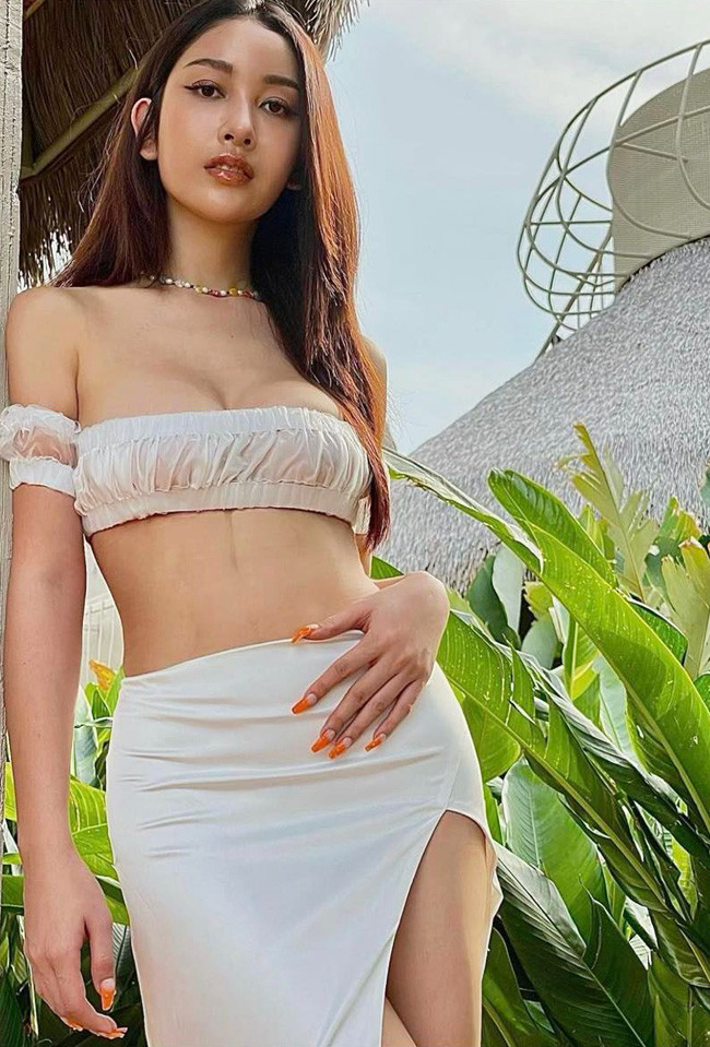 Người đẹp 9x hiện tại đang là người mẫu hoạt động tại Thái Lan. Gương mặt xinh đẹp, kiêu sa cùng body nóng bỏng giúp cô trở thành người mẫu nổi tiếng.