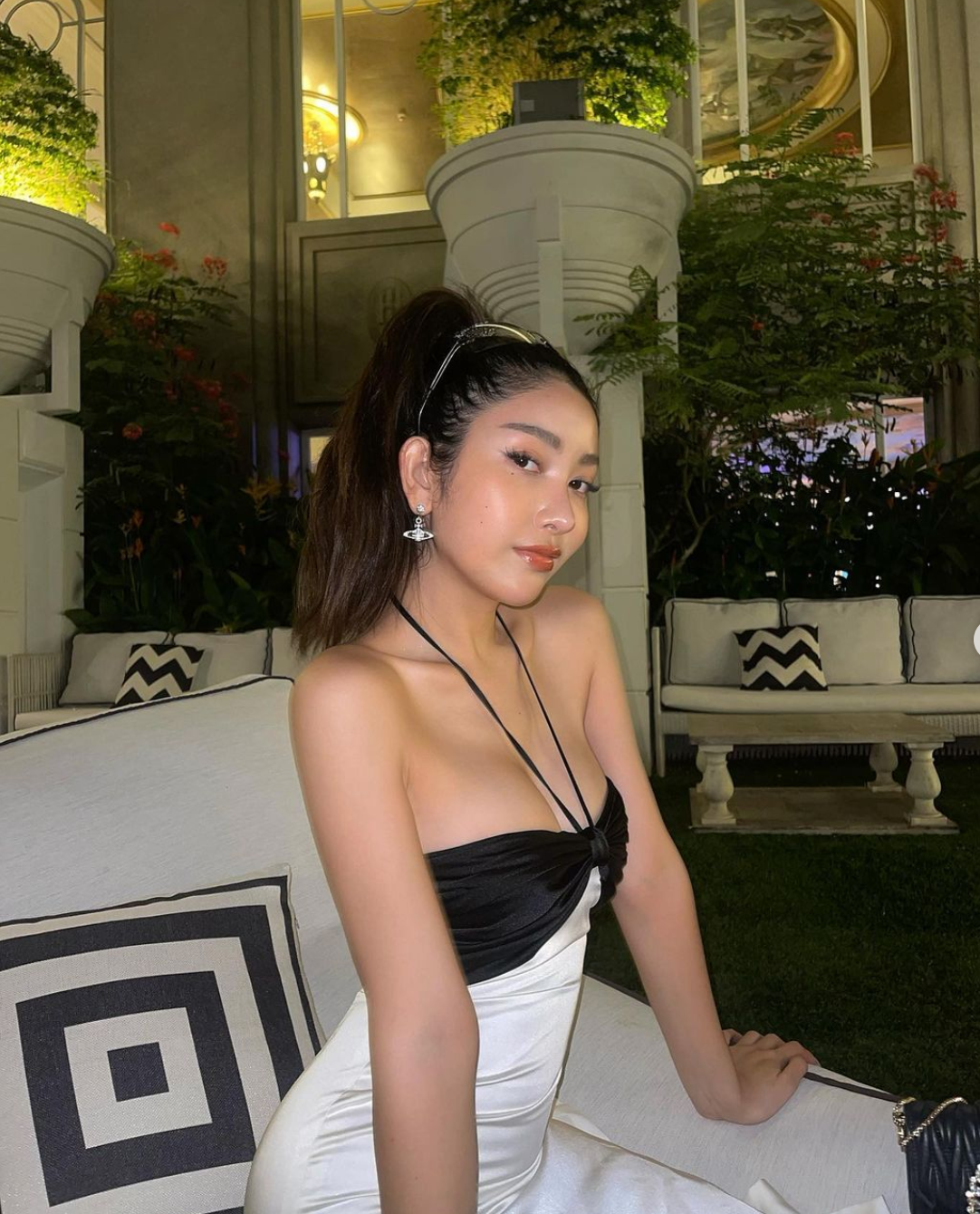 Angle Ploy có một nhan sắc đặc biệt, hòa trộn giữa nét đẹp châu Á và châu Âu.