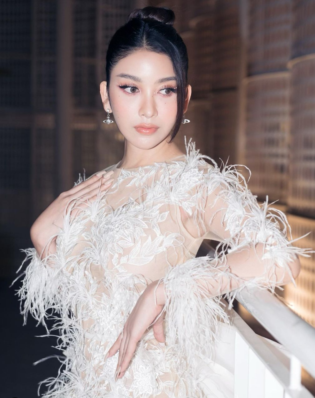 Angela Ploy luôn chăm sóc để vóc dáng lúc nào trông cũng mảnh mai nhưng không kém phần quyến rũ.