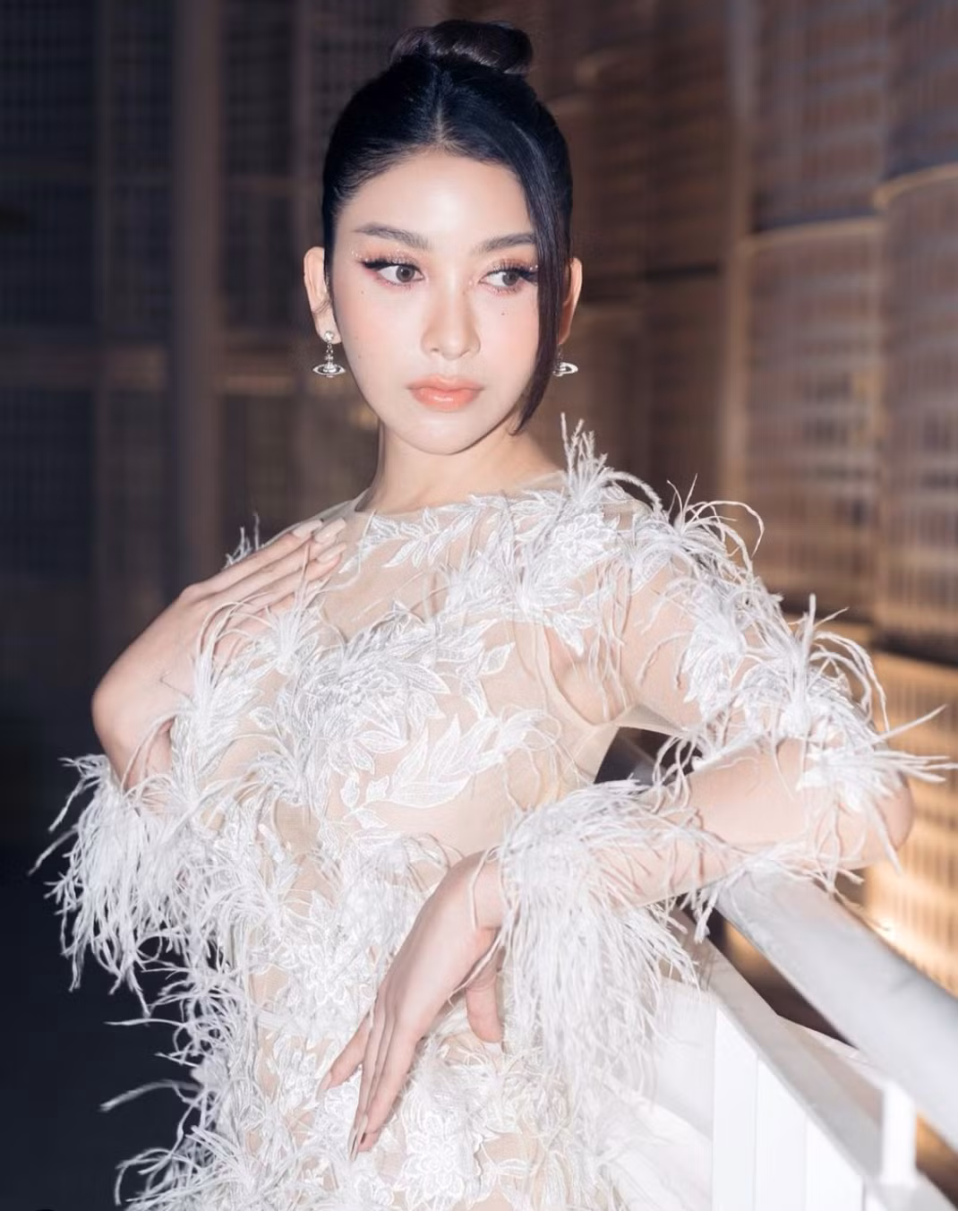 Angela Ploy luôn chăm sóc để vóc dáng lúc nào trông cũng mảnh mai nhưng không kém phần quyến rũ.