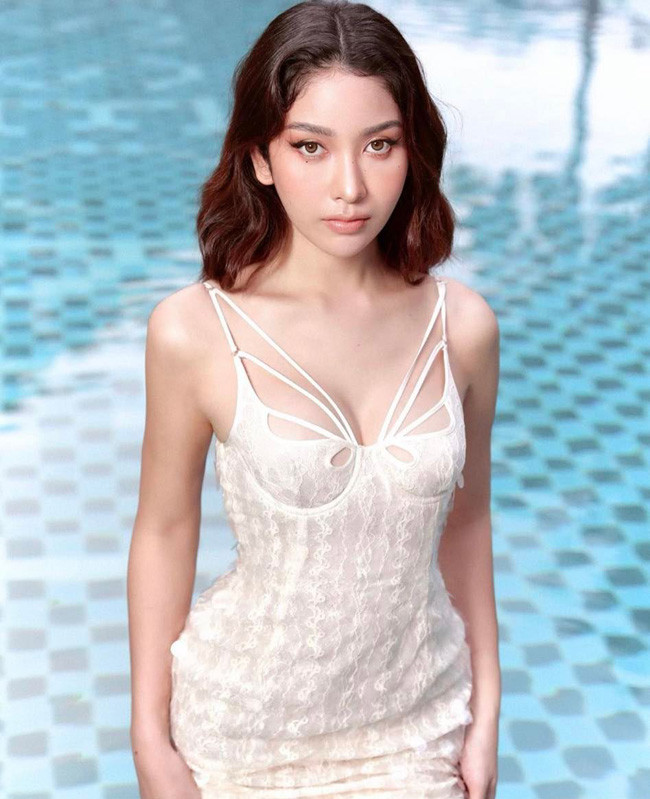 Dù không hoạt động nhiều tại Việt Nam nhưng cô có mối quan hệ thân thiết với nhiều người đẹp Vbiz.