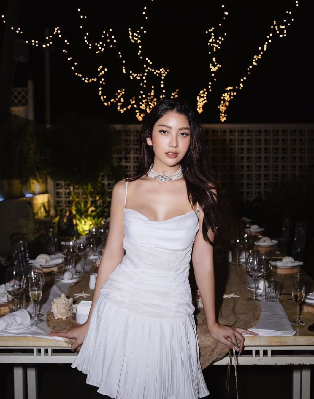 Cô thường xuyên khoe làn da mịn màng, không tì vết của mình. Nhiều netizen phải thốt lên rằng Angela Ploy sở hữu làn da đẹp "một chín một mười" với Ngọc Trinh.