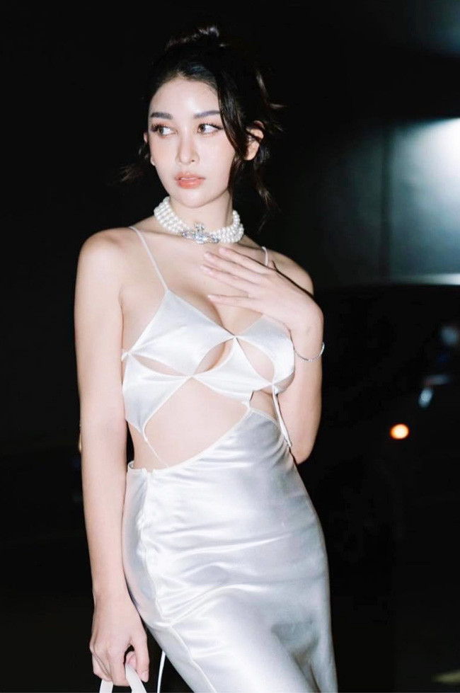 Angela Ploy sinh năm 1983, sở hữu ngoại hình xinh đẹp, chiều cao lý tưởng.