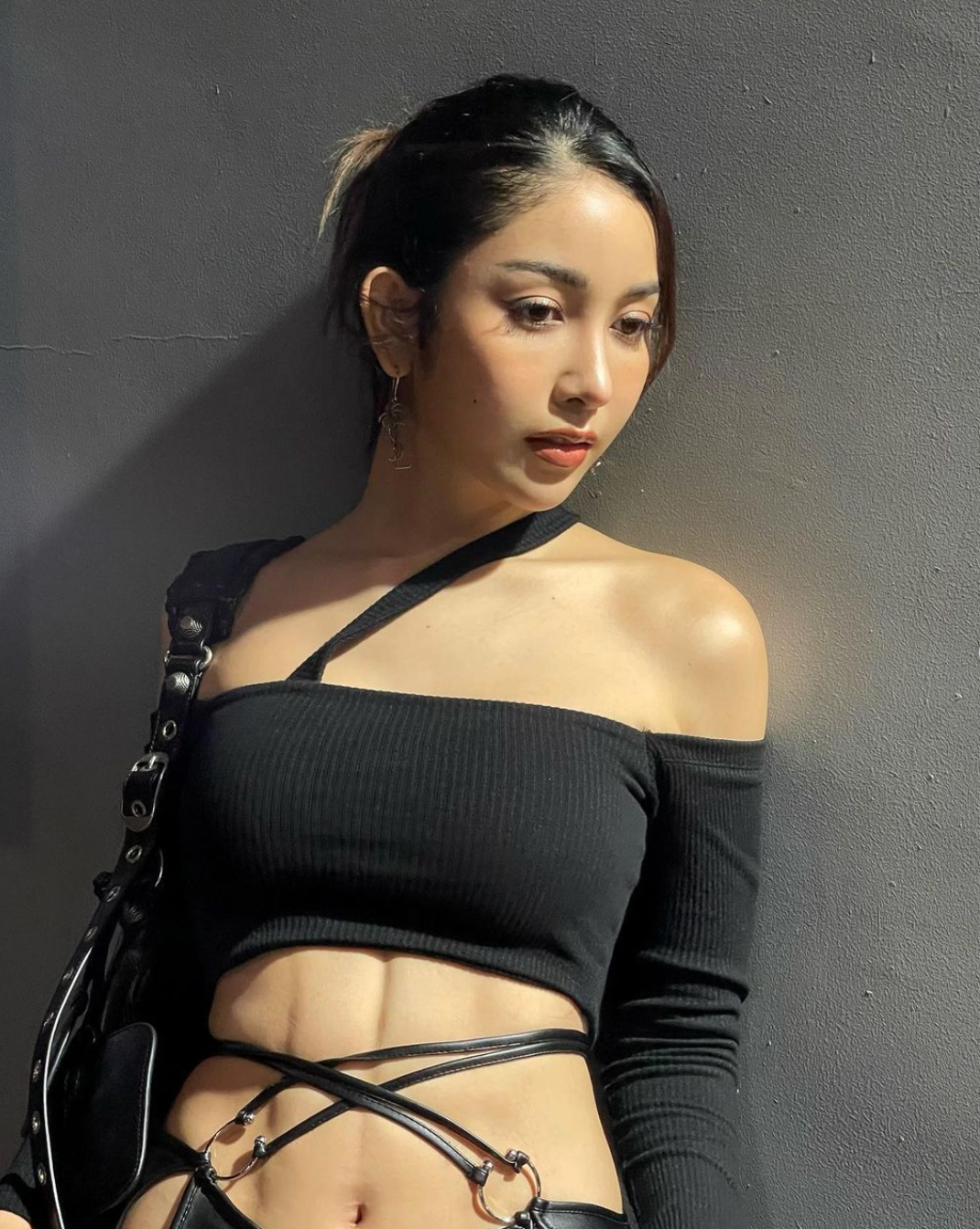 Dù không phải một người mẫu quá tiếng tăm hiện nay nhưng Angela Ploy vẫn có cuộc sống giàu sang. Cô sở hữu xế hộp riêng, xài đồ hiệu và du lịch, ăn uống ở những nơi sang chảnh. Ảnh: IGNV