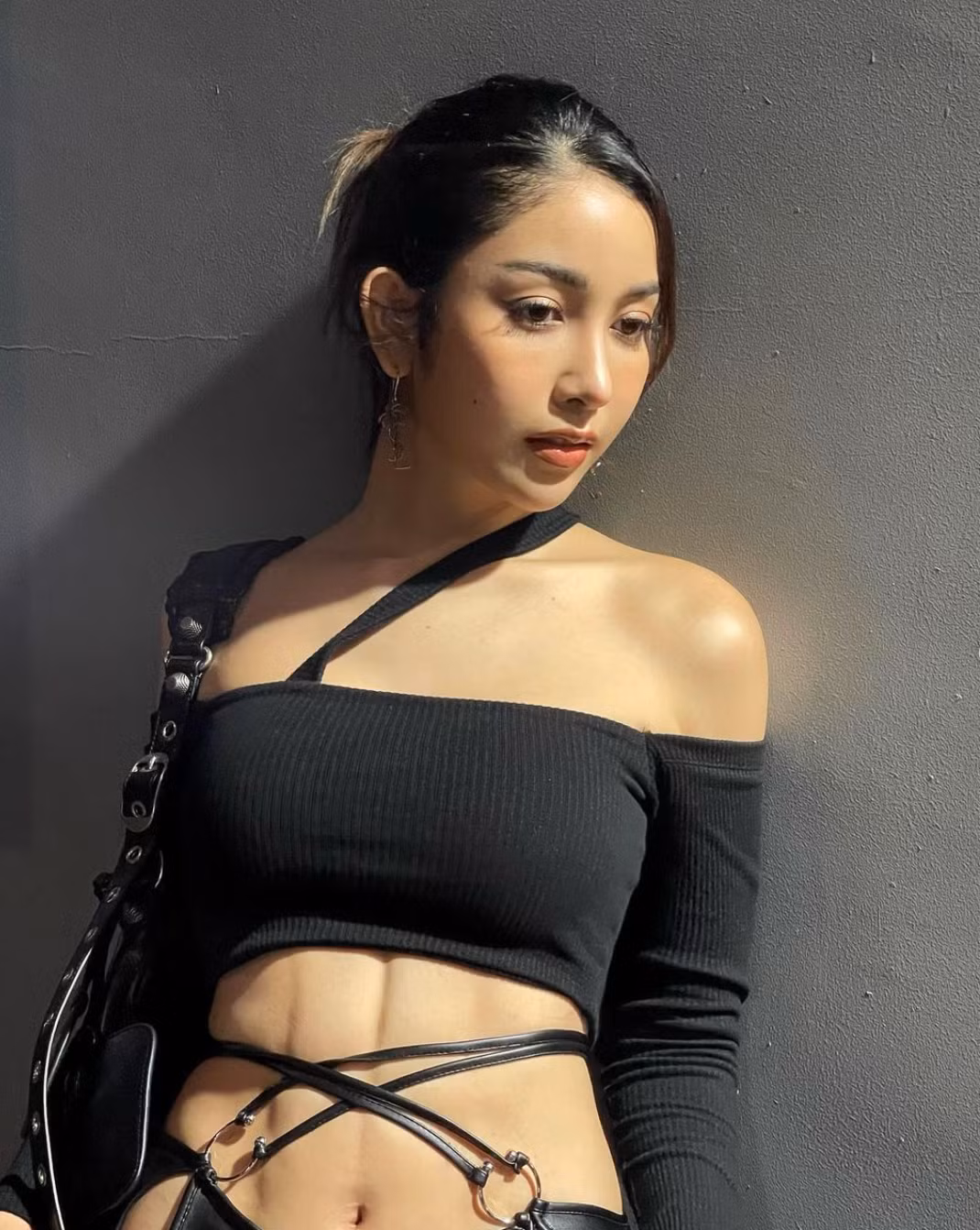 Dù không phải một người mẫu quá tiếng tăm hiện nay nhưng Angela Ploy vẫn có cuộc sống giàu sang. Cô sở hữu xế hộp riêng, xài đồ hiệu và du lịch, ăn uống ở những nơi sang chảnh. Ảnh: IGNV