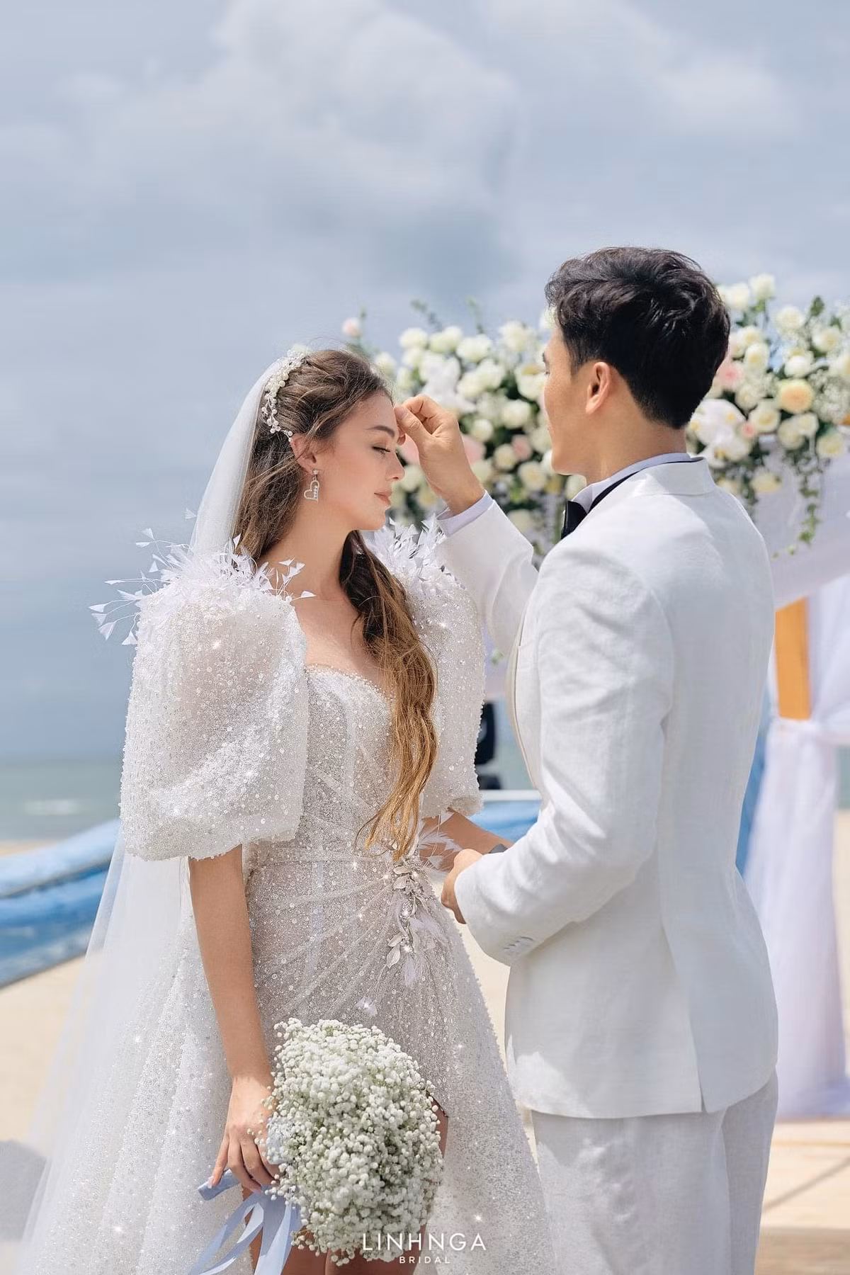 Ngoài dàn khách mời toàn những tên tuổi có tiếng, cư dân mạng đặc biệt dành lời khen cho sắc vóc xinh đẹp, lộng lẫy đến vợ Bùi Tiến Dũng. Cô nàng ngoại quốc sở hữu thân hình đẹp miễn bàn, chân dài thẳng tắp khiến ai cũng xuýt xoa.