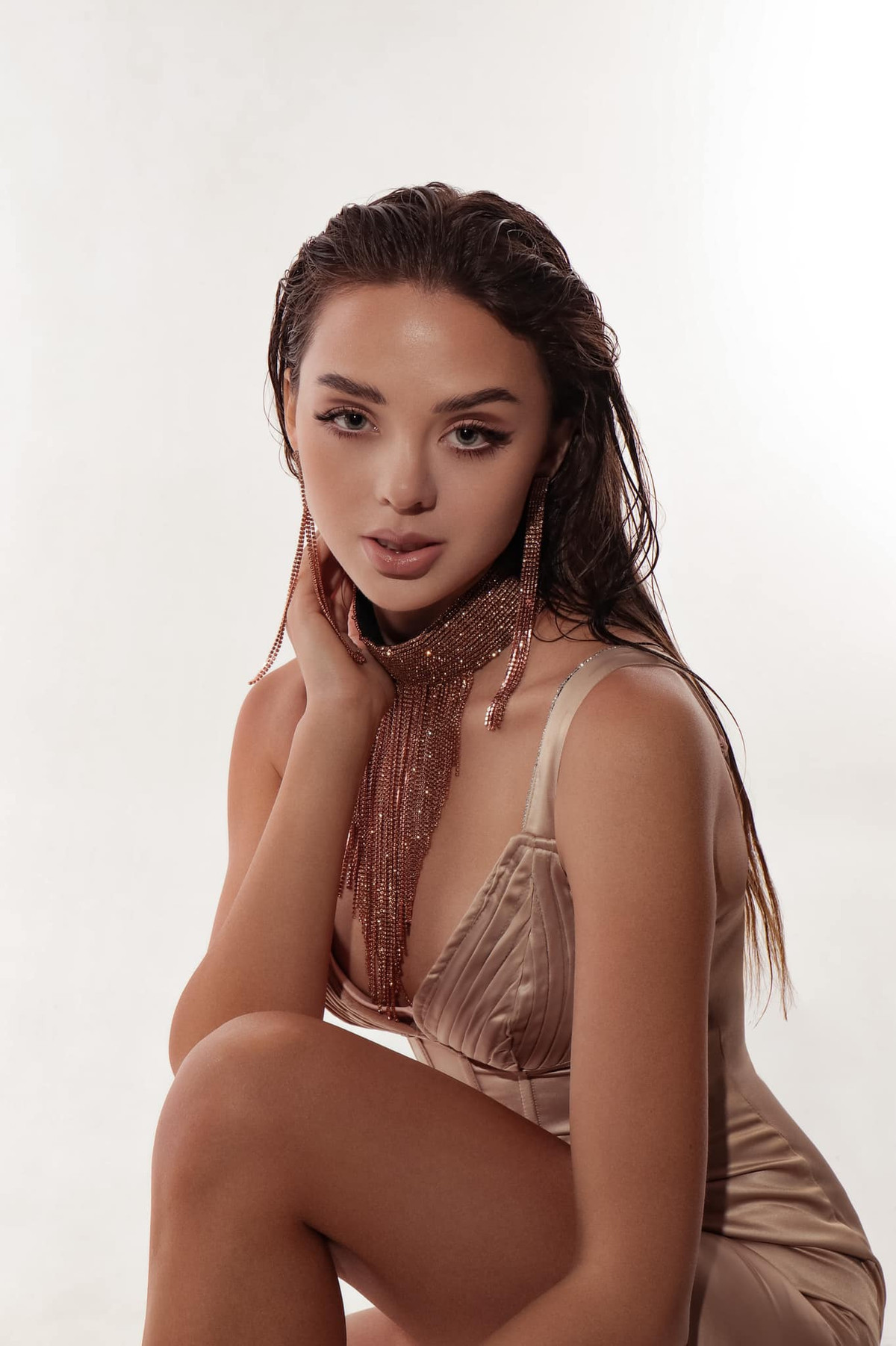 Theo tìm hiểu, Dianka Zakhidova tốt nghiệp chuyên ngành Văn hóa và Nghệ thuật của Đại học Quốc gia Kyiv. Đây là một trong những cơ sở giáo dục lâu đời nhất Ukraine.