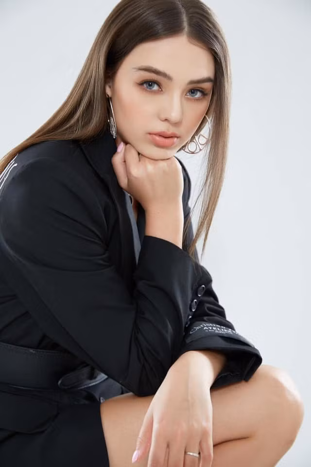 Những đường nét đẹp như sống mũi cao, đôi chân dài miên man, làn da trắng,... đều được giữ nguyên vẹn đến thời điểm hiện tại.