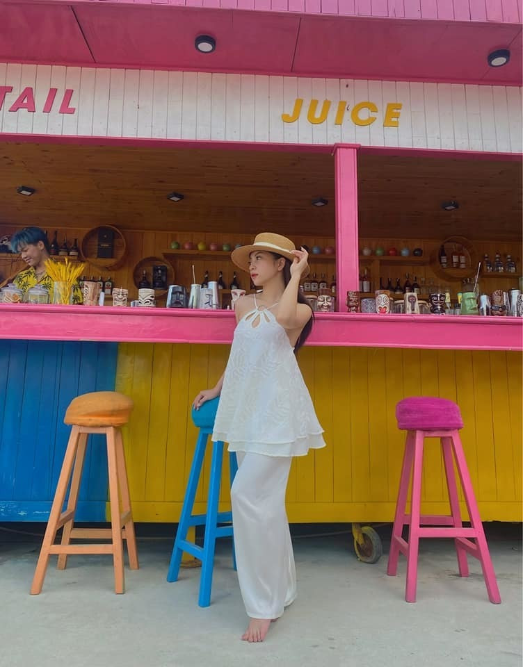 Thời gian gần đây, Nhật Lê thường xuyên diện trang phục rộng, che kín phần bụng. Chính vì vậy cô bị nghi ngờ đang mang thai. Song, hot girl không lên tiếng về vấn đề này. Ảnh: Tổng hợp