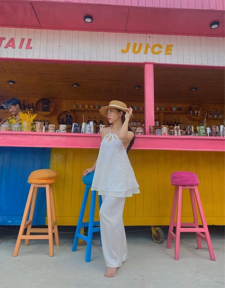 Thời gian gần đây, Nhật Lê thường xuyên diện trang phục rộng, che kín phần bụng. Chính vì vậy cô bị nghi ngờ đang mang thai. Song, hot girl không lên tiếng về vấn đề này. Ảnh: Tổng hợp