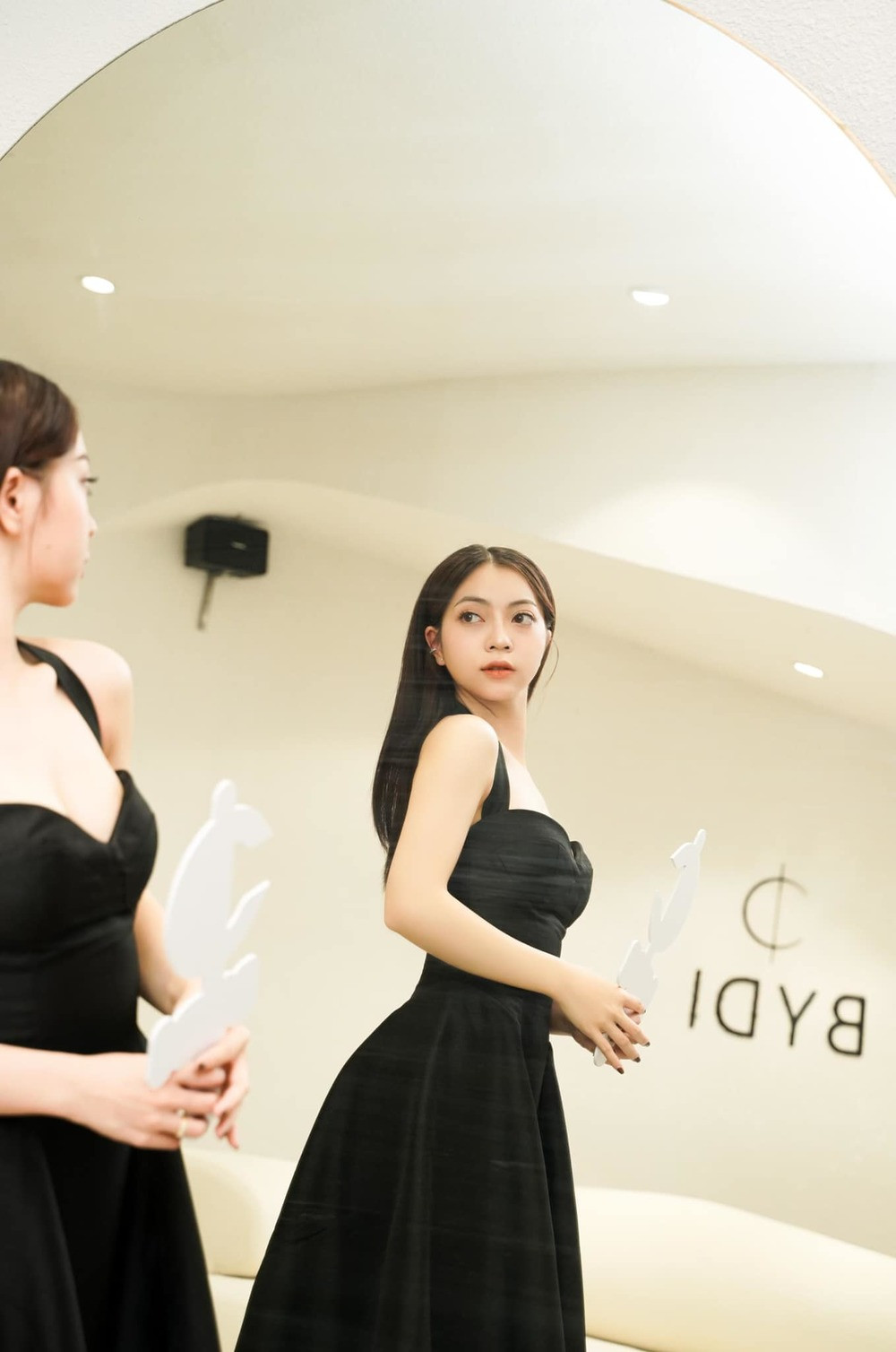 Phần lớn cư dân mạng đều khuyên Nhật Lê nên luyện tập thêm nếu muốn theo đuổi âm nhạc, thậm chí có người còn cho rằng cô hát thua cả Chi Pu và không nên phát hành thêm sản phẩm nào nữa.