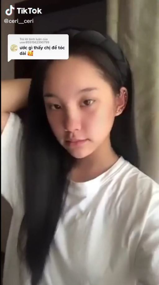 Đáng nói là dù không trang điểm nhưng từng đường nét trên khuôn mặt cô nàng đều rất rõ ràng, sắc xảo, nét nào ra nét ấy.