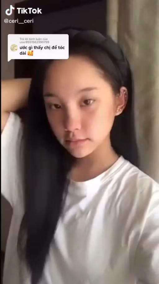 Đáng nói là dù không trang điểm nhưng từng đường nét trên khuôn mặt cô nàng đều rất rõ ràng, sắc xảo, nét nào ra nét ấy.