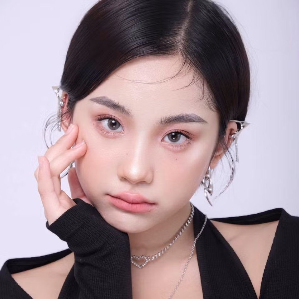 Mặc dù phân cảnh khá ngắn và chưa có nhiều đất diễn nhưng gái xinh Thu Hà vẫn nhanh chóng trở thành tâm điểm và được cư dân mạng hết mực chú ý.