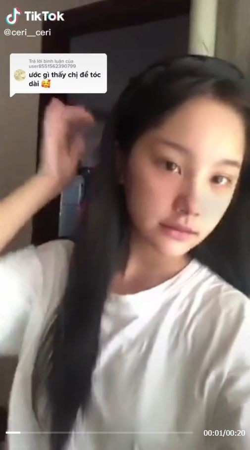 Mới đây trong một clip TikTok được chính hot girl 2K này đăng tải đã khiến netizen không khỏi trầm trồ khi để lộ gương mặt mộc không chút son phấn.