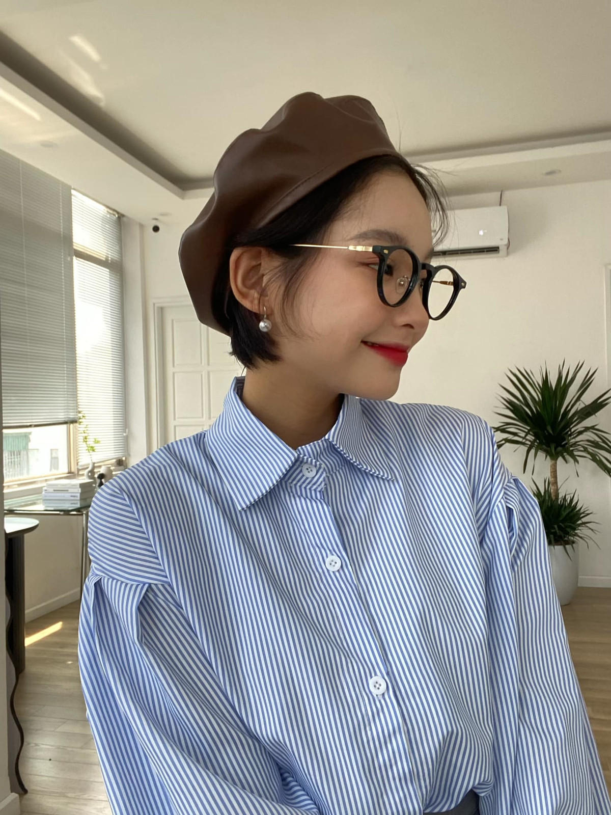 Không sở hữu chiều cao quá nổi bật nhưng cô nàng gây ấn tượng bởi gương mặt xinh đẹp, đôi mắt to long lanh cùng nụ cười rạng rỡ.