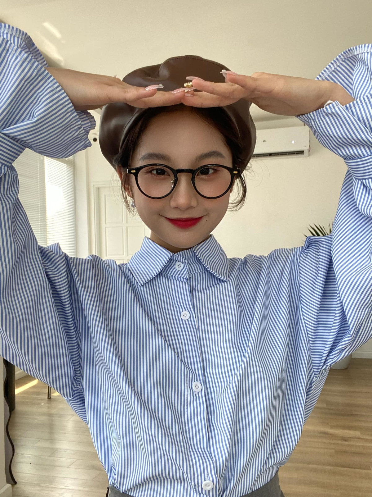 Vừa qua Thu Hà cũng gây chú ý khi tham gia chương trình Tỏ Tình Hoàn Mỹ. Chính nhan sắc xinh xắn, trong trẻo, gương mặt bầu bĩnh và đặc biệt là nụ cười toả nắng của cô đã gây ấn tượng với khán giả.