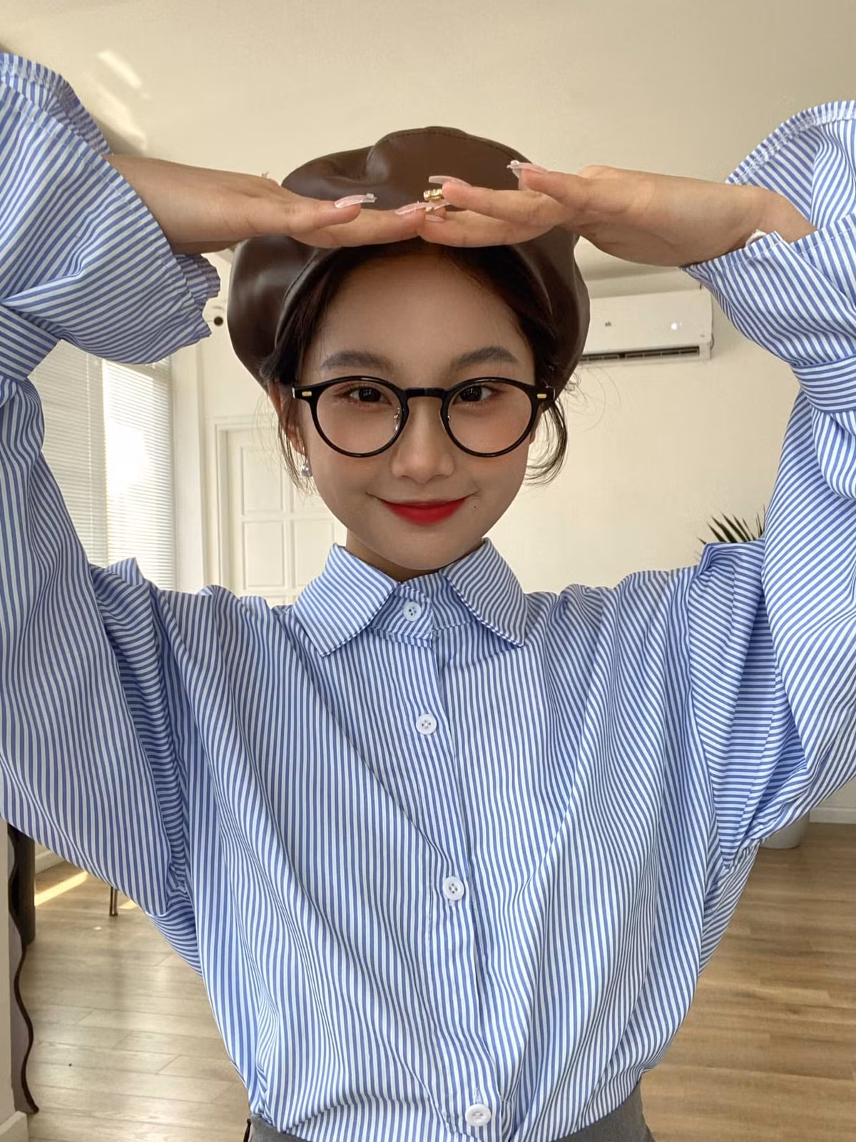 Vừa qua Thu Hà cũng gây chú ý khi tham gia chương trình Tỏ Tình Hoàn Mỹ. Chính nhan sắc xinh xắn, trong trẻo, gương mặt bầu bĩnh và đặc biệt là nụ cười toả nắng của cô đã gây ấn tượng với khán giả.